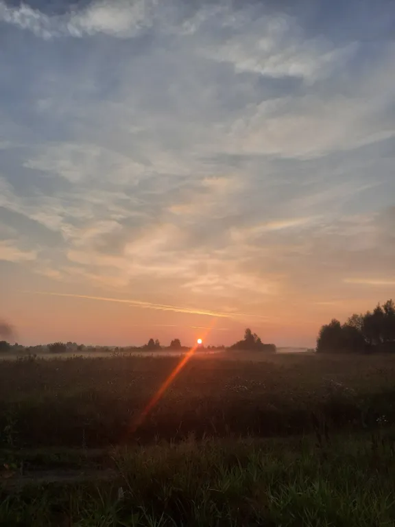 Уютный домик рядом с озером в природном тихом месте