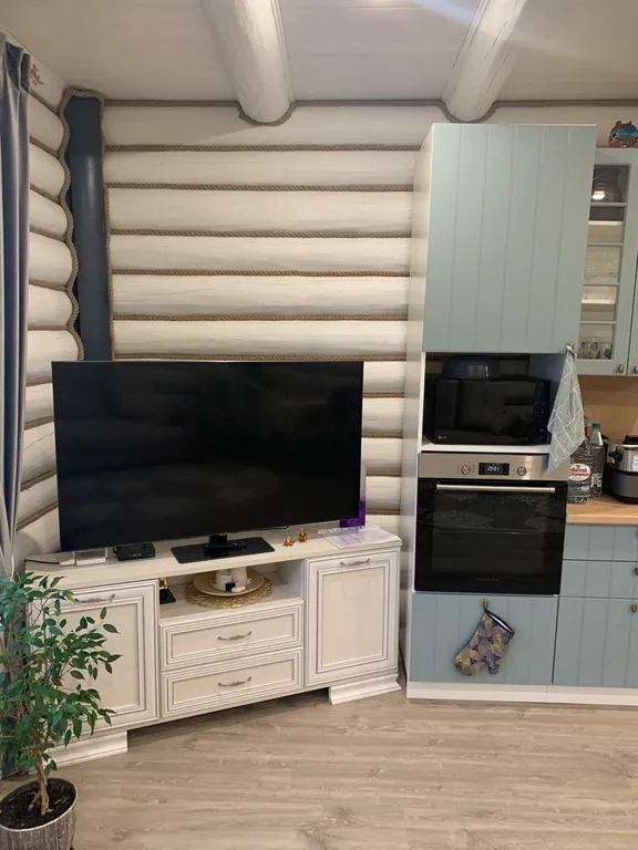 Уютный дом на берегу реки