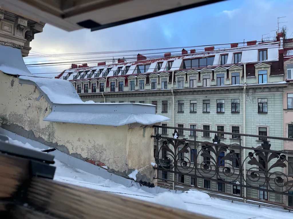 Синяя комната на мансарде