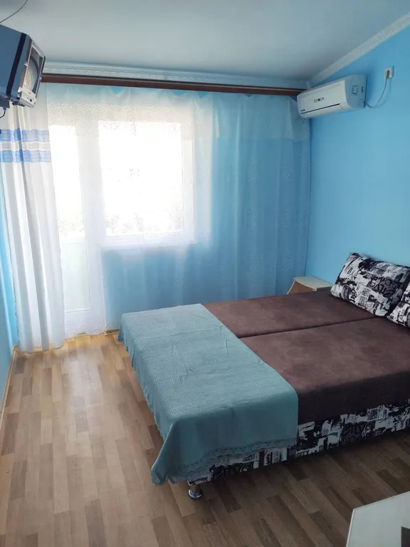 У берега моря