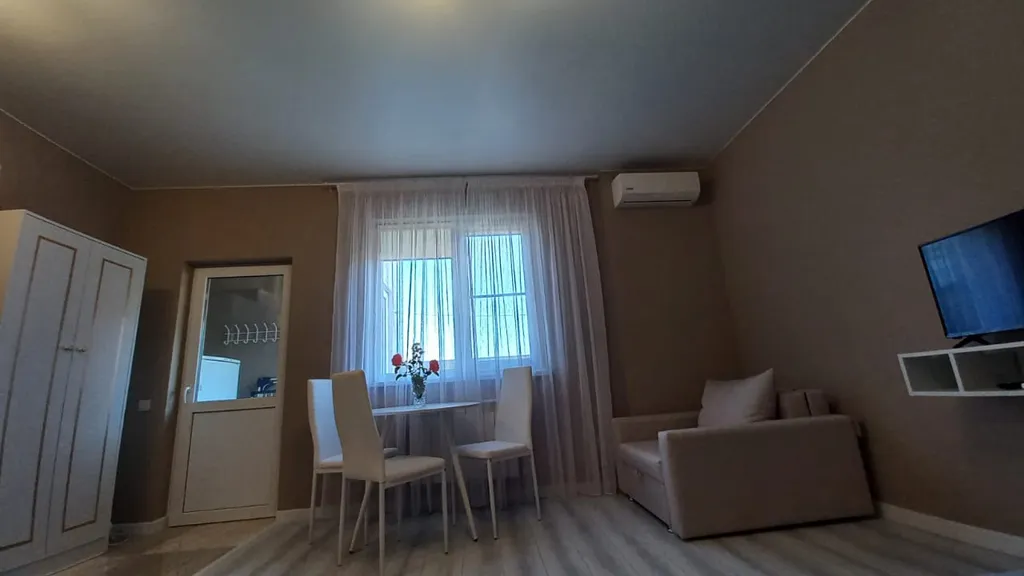 Комната студия в частном доме со своим двором