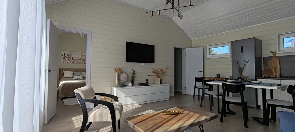 Дом рядом с озером