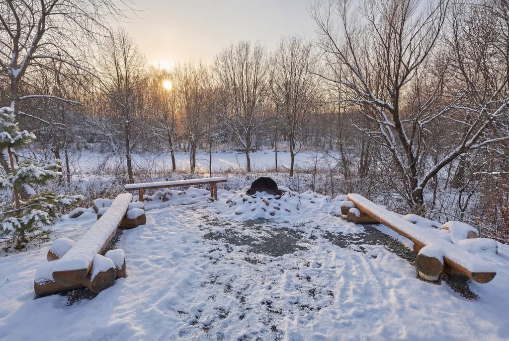 Современный двухэтажный дом из натурального дерева, с большими окнами