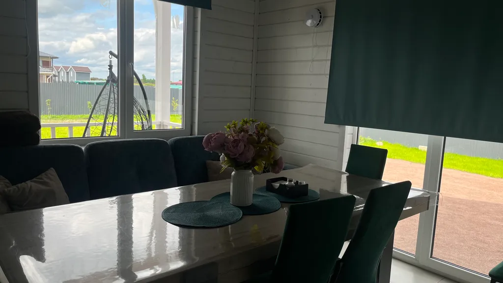 Дом с бассейном и сауной у пруда