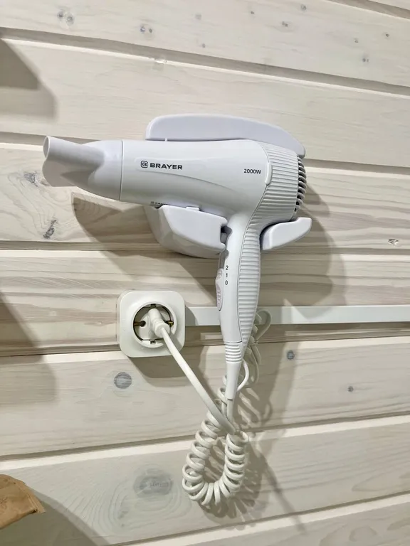 Просторный новый дом на берегу озера у родника