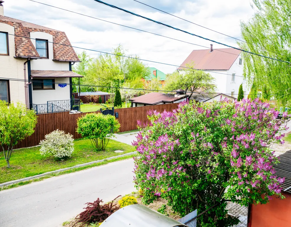 Часть дома с балконом