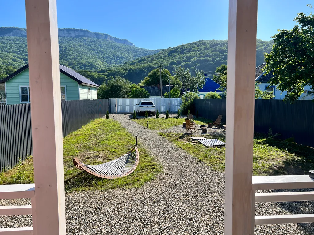 Новый дом с собственной территорией и видом на горы