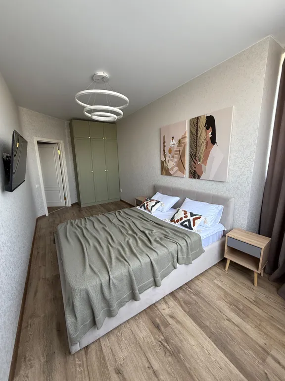 Новая квартира в центре города с видом на город и гору Змейку