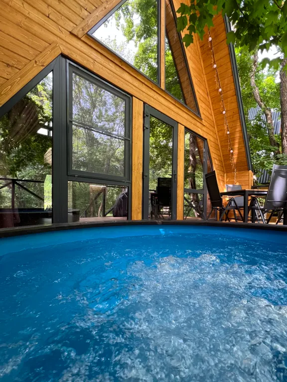 Дом с видом на лес рядом с горной рекой