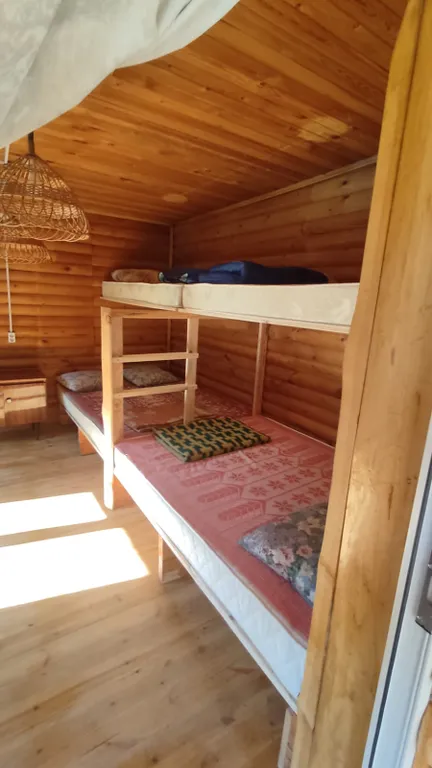 Номер с камином и санузлом. Две двухспальных, две односпальных кровати