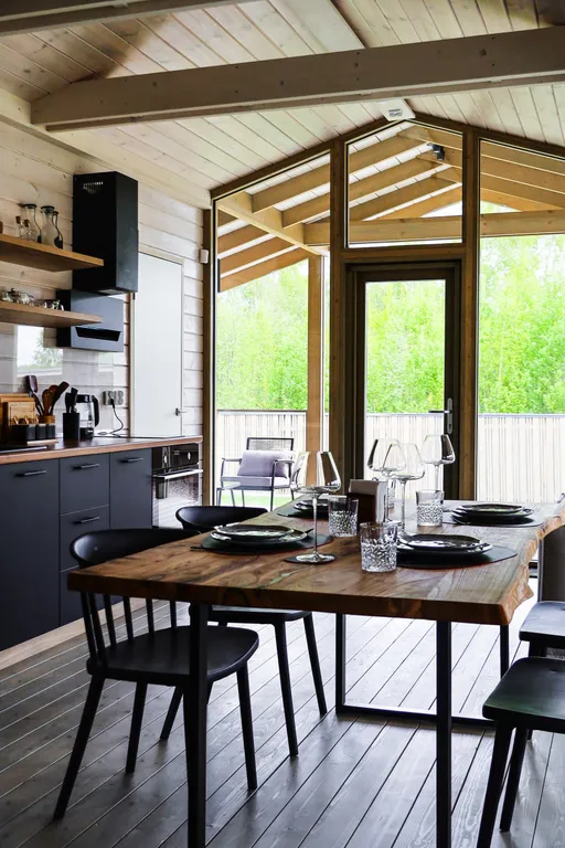 Черный дом на берегу водохранилища