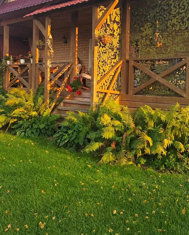 Дом и баня на берегу реки