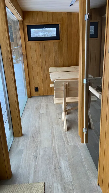 Gray дом в стиле барнхаус с видом на лес