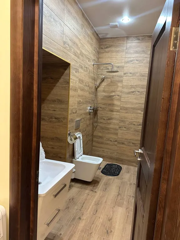 Двухкомнатная квартира в самом центре города со своим двориком и баней