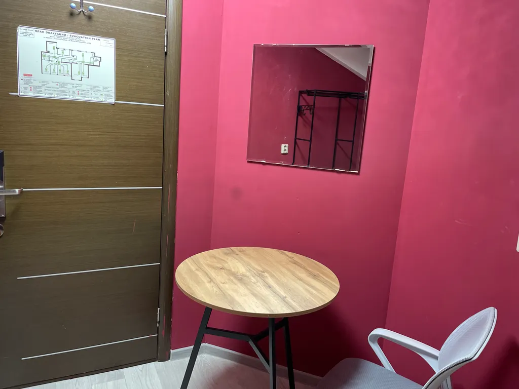 Красная комната на мансарде