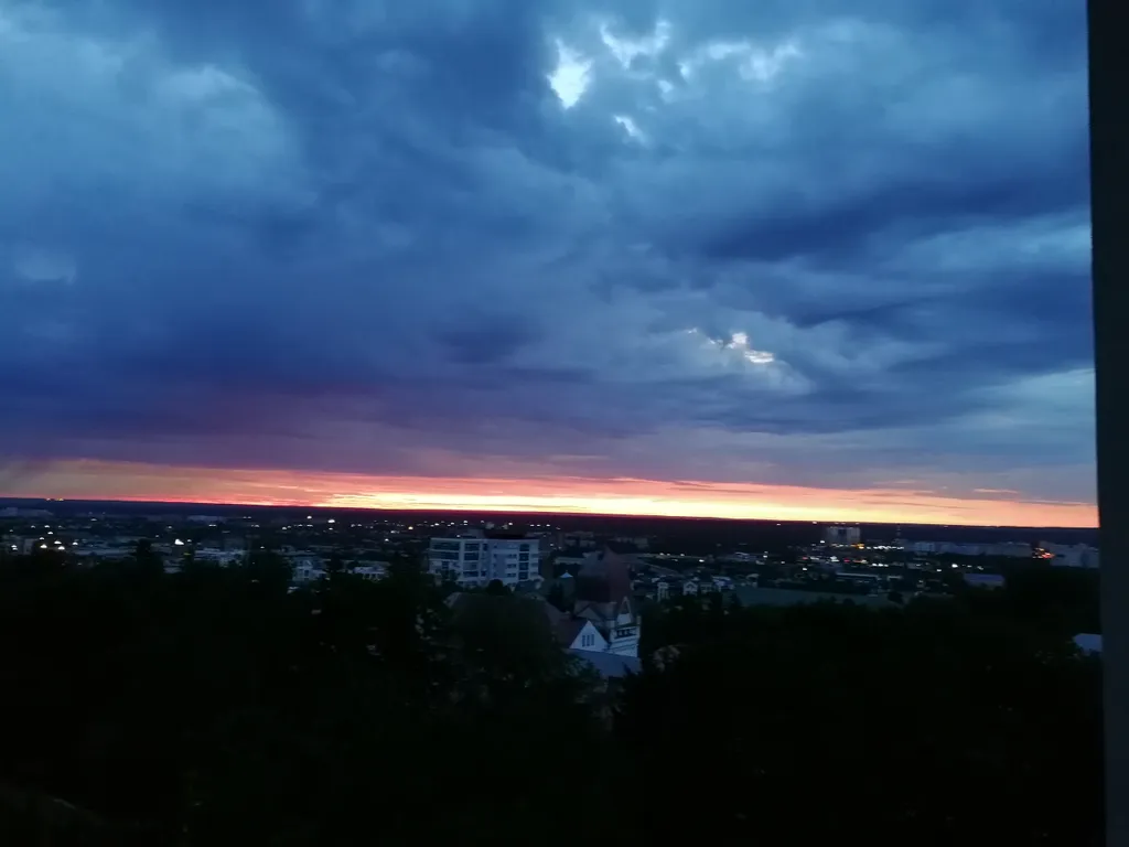 Апартаменты с панорамным окном и видом на город в Центре