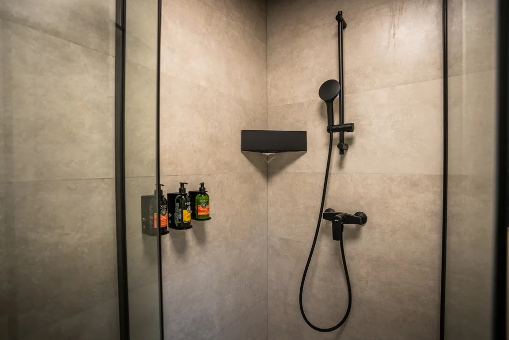 Наедине - дом в лесу