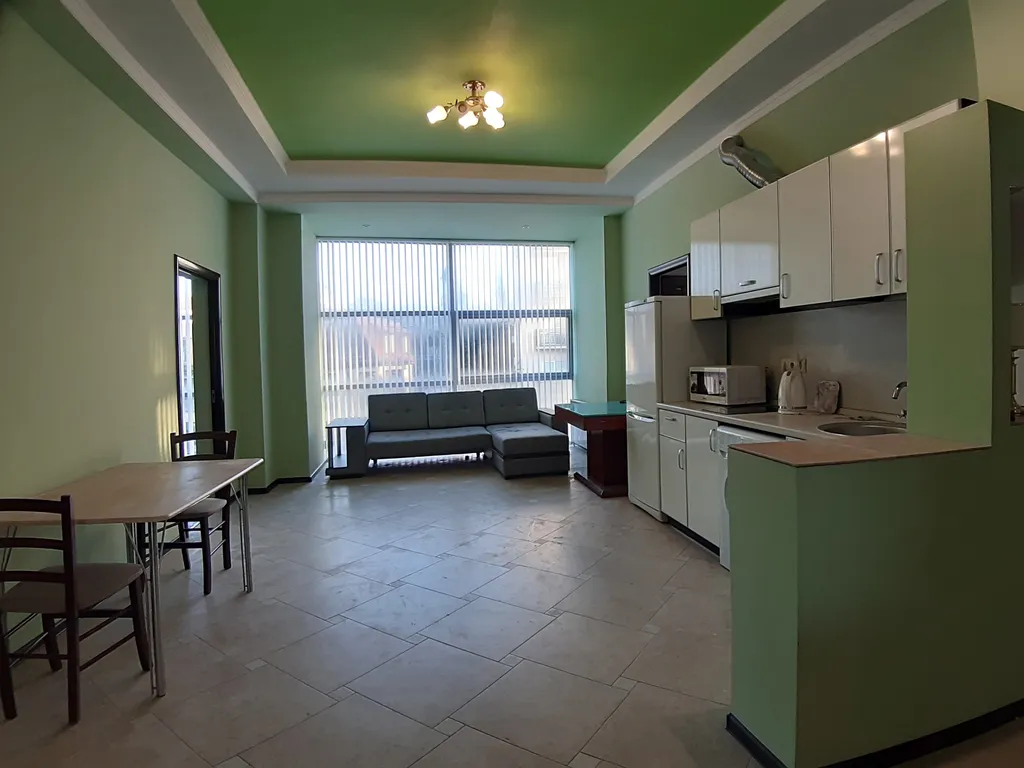 Трехкомнатная с балконом