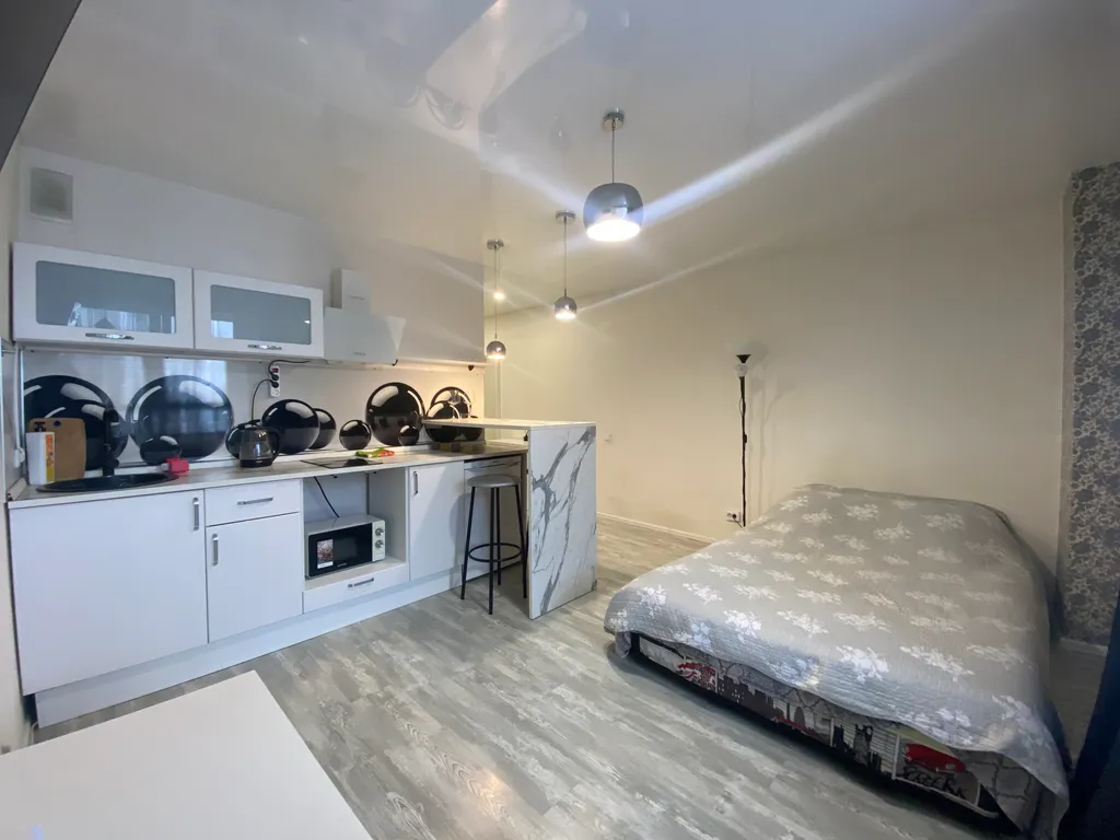 Квартира-студия с панорамным балконом в центре города — аренда посуточно в Тольятти