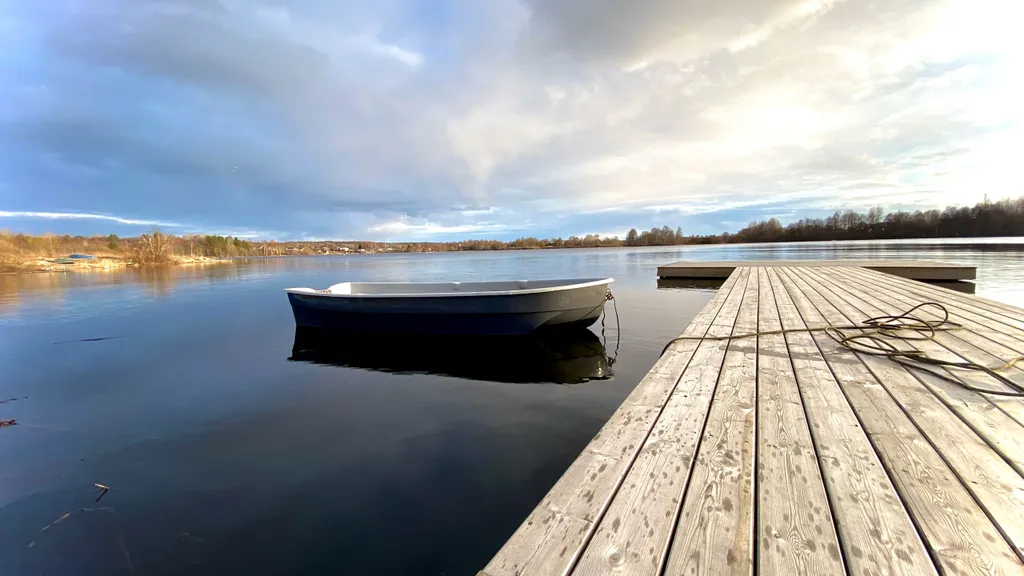 Дом на берегу озера