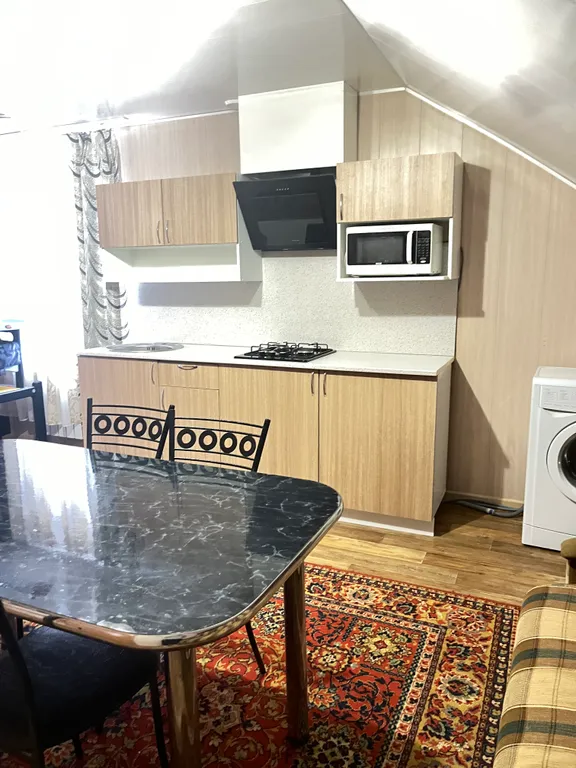 Уютный гостевой дом рядом с красивым, зеленым двором