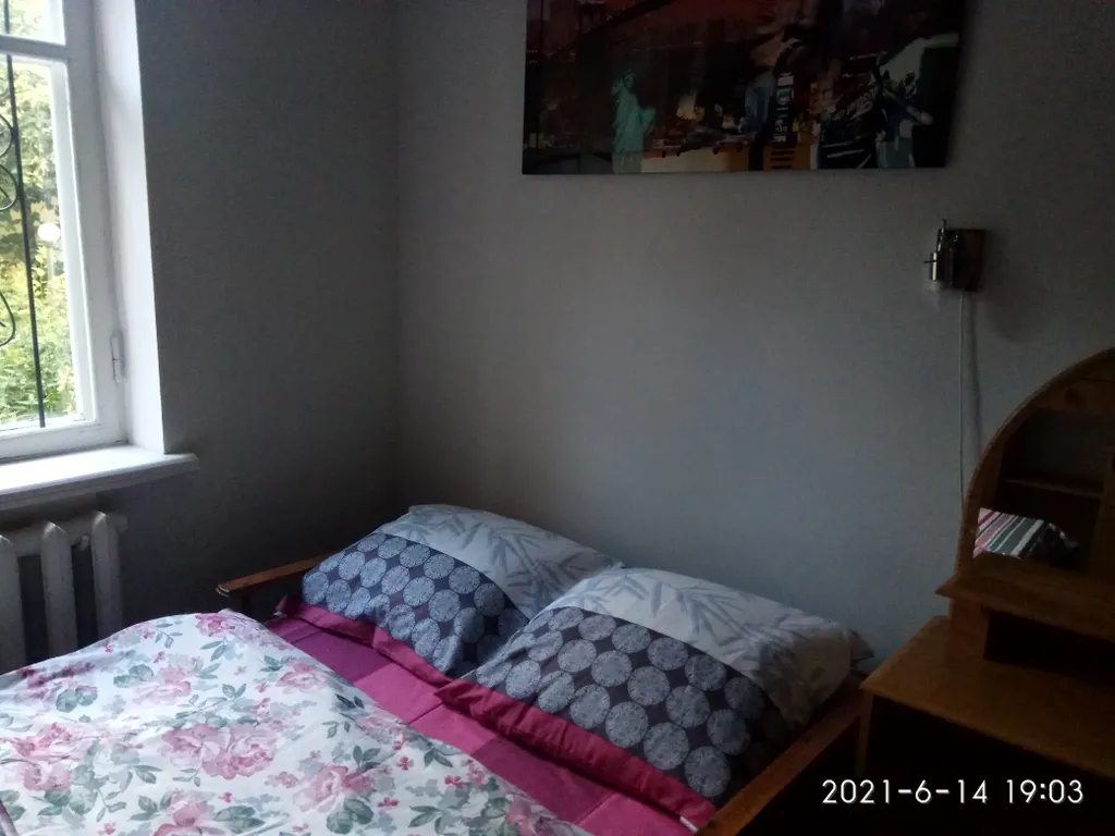 Комната с видом на осенний двор и сад