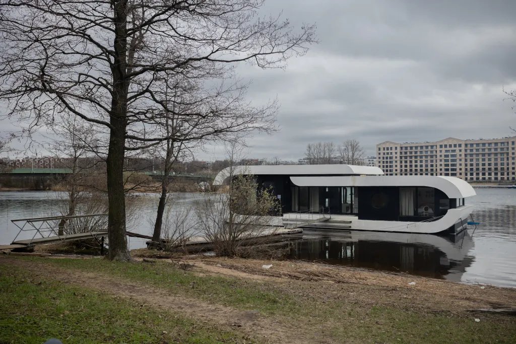 Дом на воде на Крестовском острове