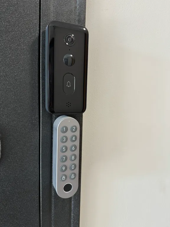 Квартира в стиле лофт с отдельной спальной зоной и гардеробной