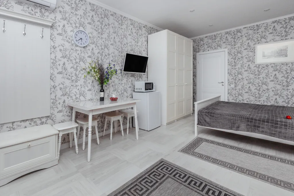 Солнечная студия со своим двориком и летним бассейном