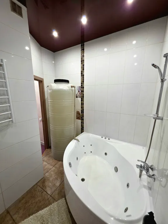 Современная в новом ЖК с водой