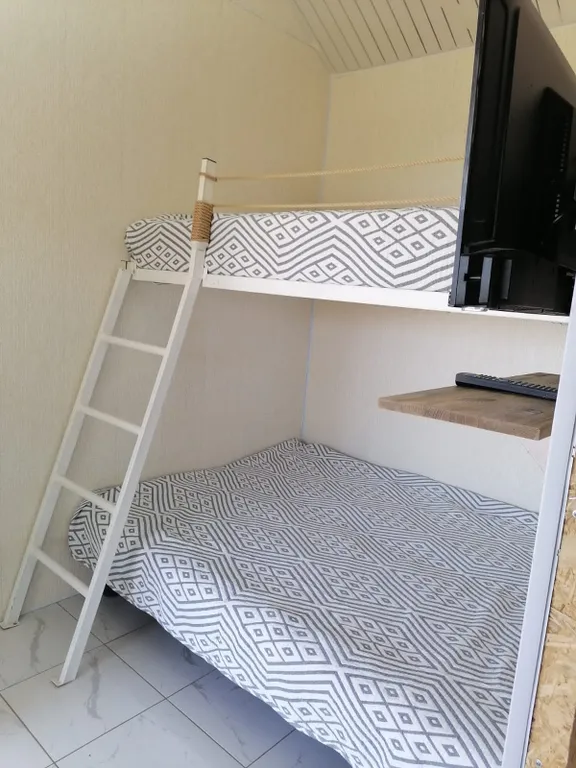 Отдельный домик в саду с видом на море