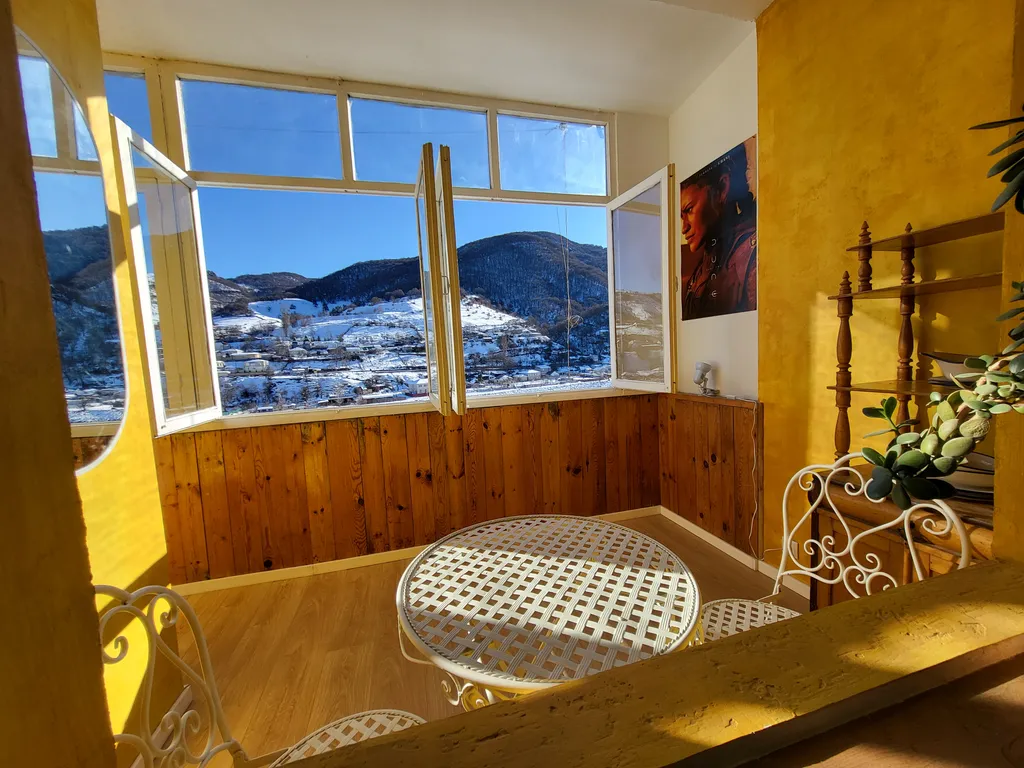 Квартира с видом на реку и горы