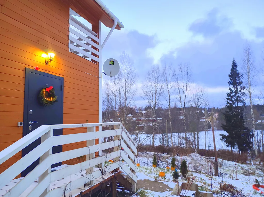 Просторный коттедж у озера с шикарным видом для большой компании