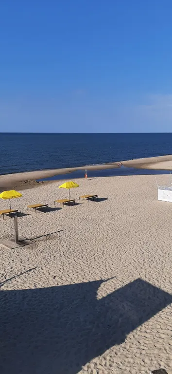 Отдых на берегу Балтийского моря на пляже с синим флагом