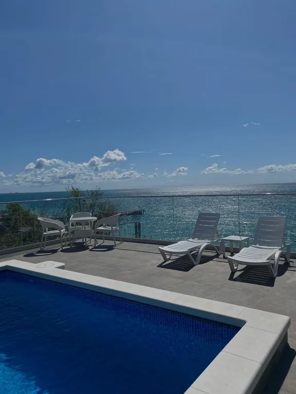 Дизайнерская студия в двух шагах от моря с бассейном