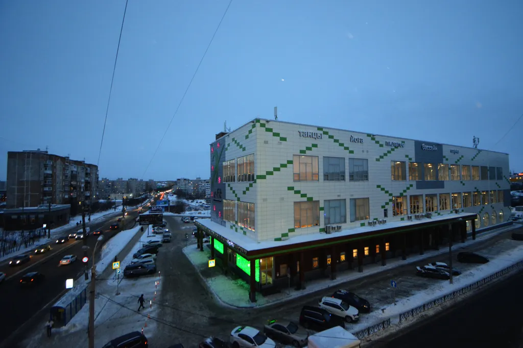 Трёхкомнатная квартира с раздельными комнатами двумя уборными и лифтом