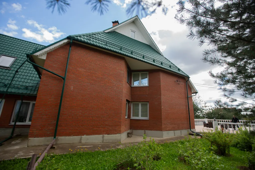 Большой трехэтажный дом