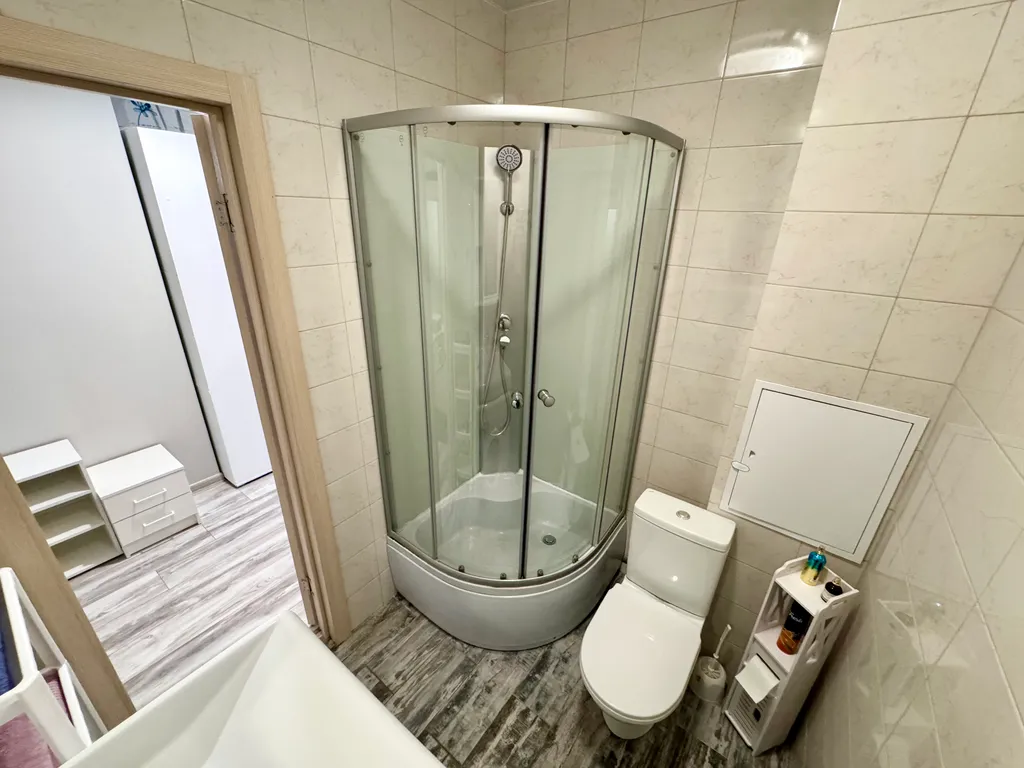 Уютная квартира-студия с большой кроватью и диваном