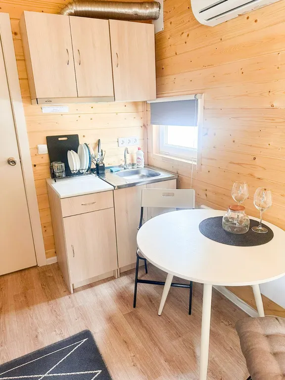 Домик на двоих с панорамным окном и видом на Белое море