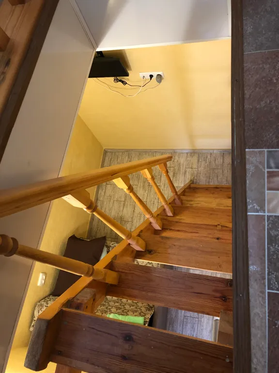 Маленький двухэтажный домик, возле моря