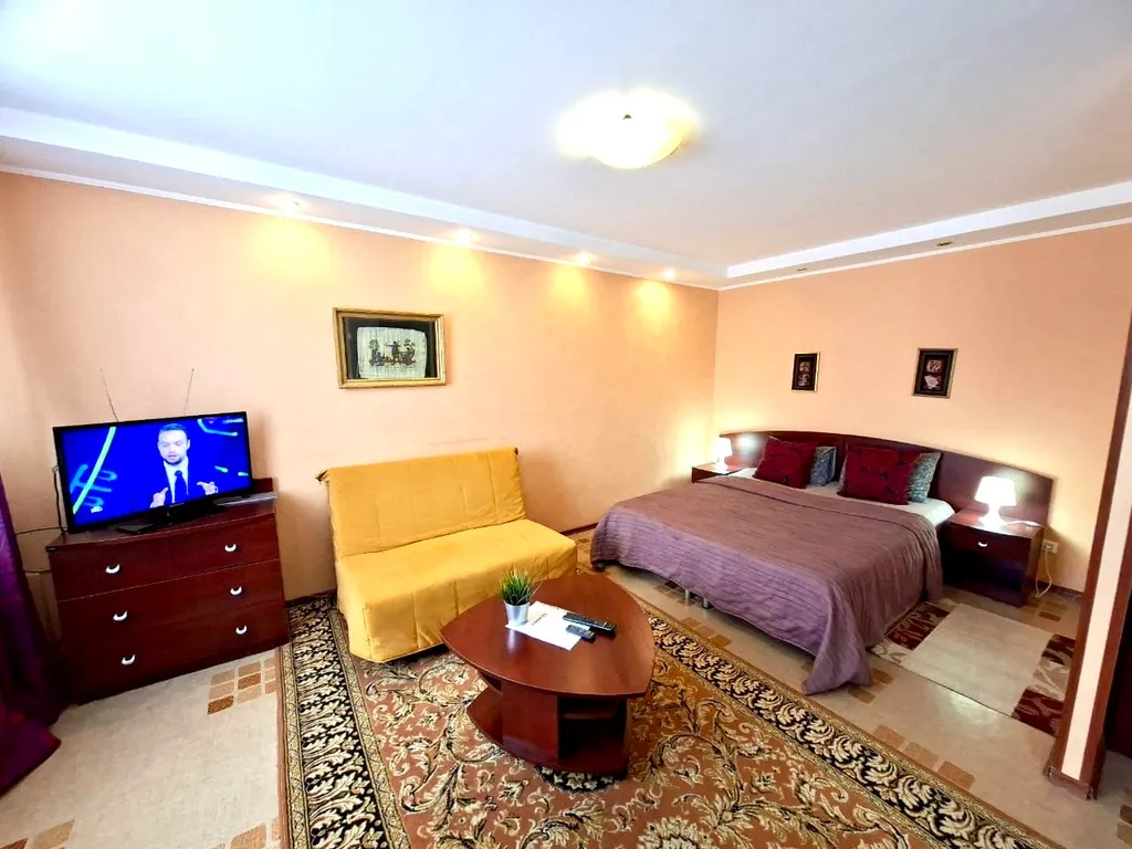 Квартира Уютная студия с видом на центральную площадь — аренда посуточно в Мирный