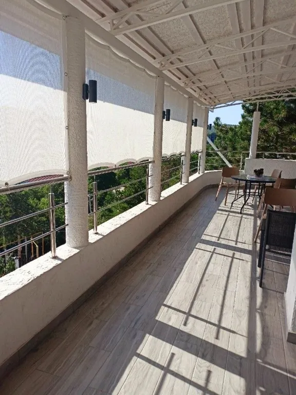 Комфортный номер с террасой и с видом на озеро