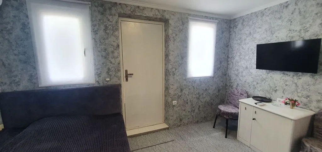 Эллинг на берегу и видом на моря