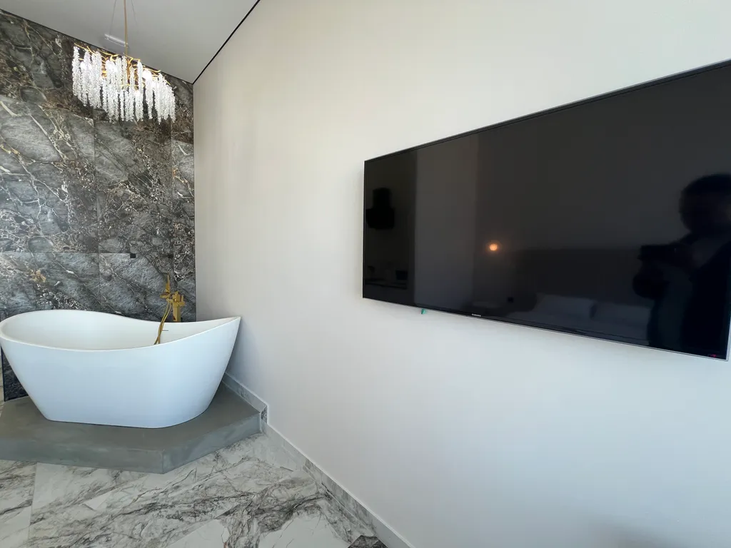 Шикарная студия с панорамой и красивой ванной