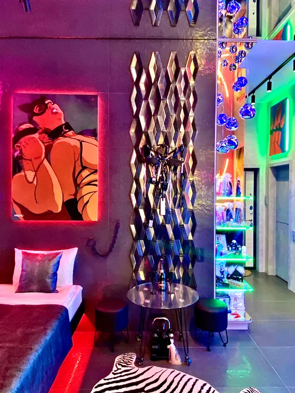 Панорамная квартира с джакузи и камином