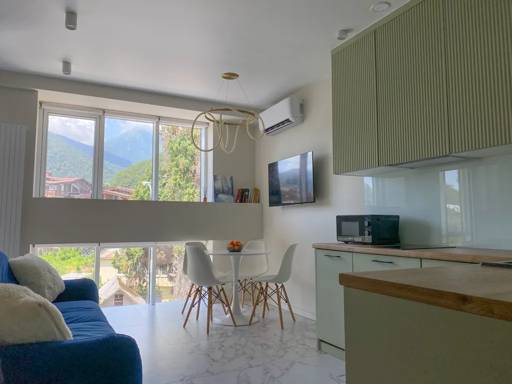 Студия с видом на горы в центре