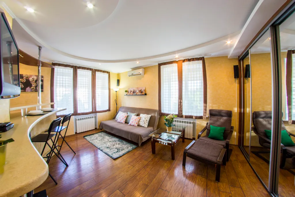 Студия с камином и рядом с достопримечательностями