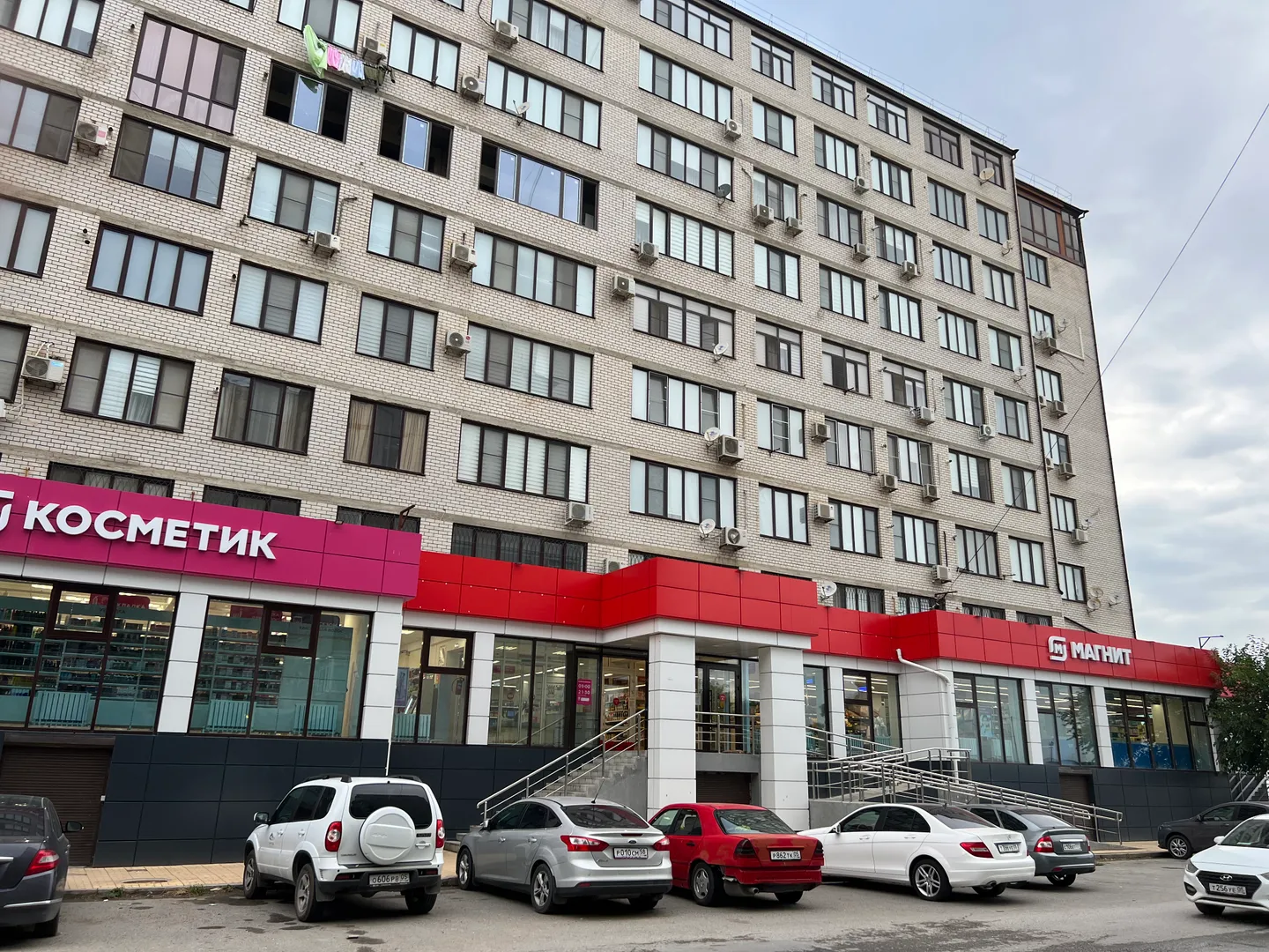 Супермаркет «Магнит» на против дома.