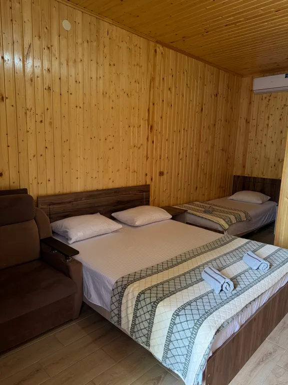 Двухэтажный деревянный коттедж с деревянной отделкой