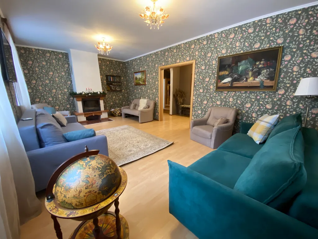 Дом с камином в лесу возле залива